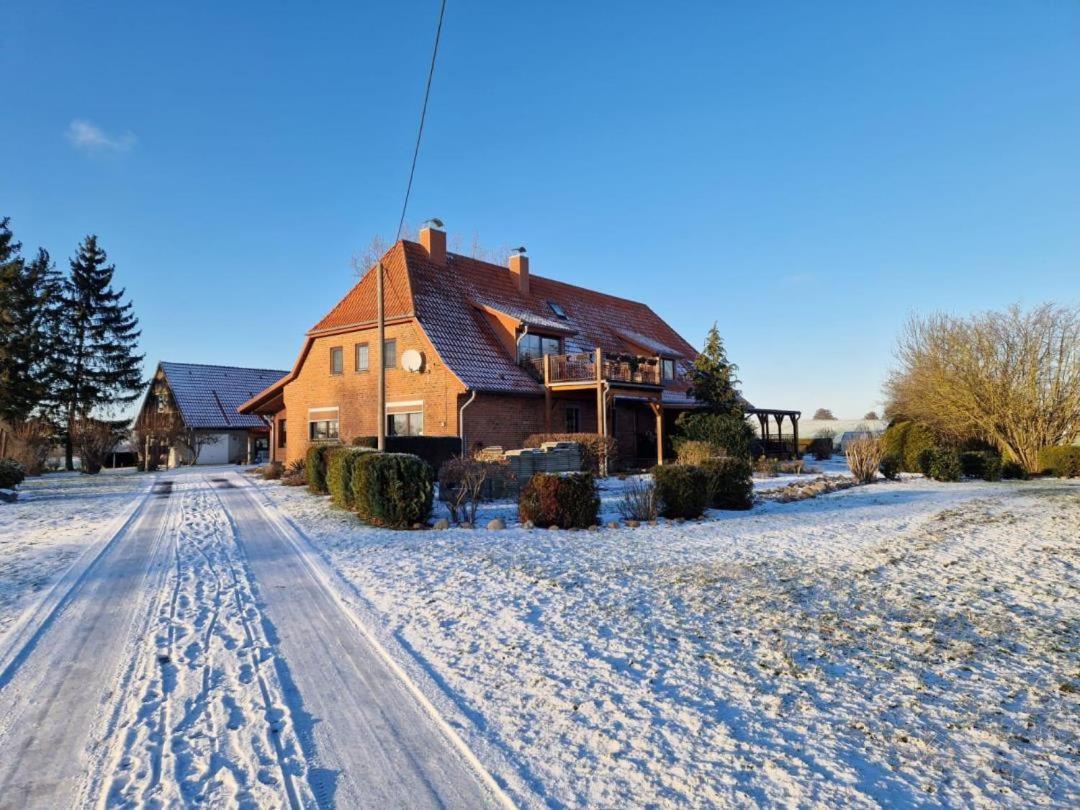 Lindenallee * Neu Poserin